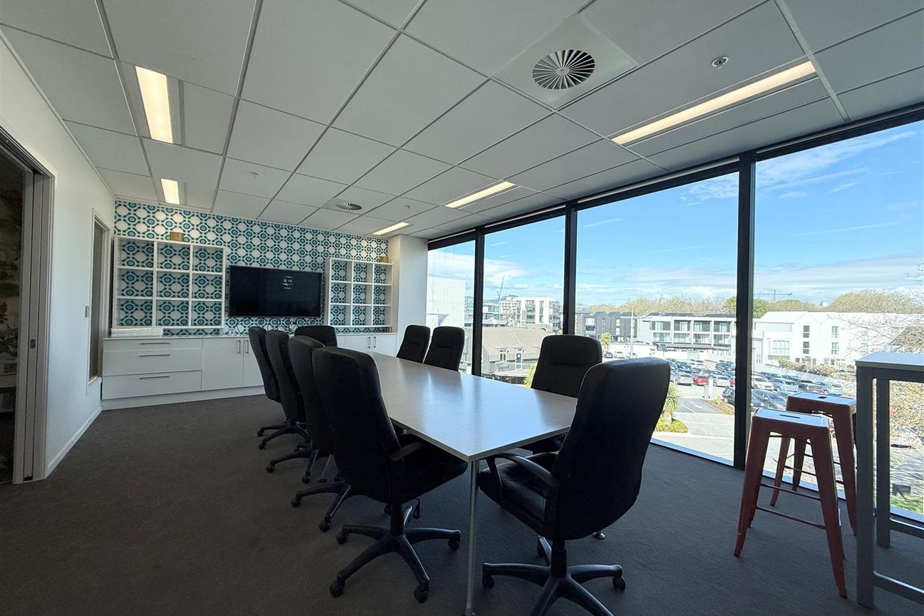 Smart CBD Office with Everything in Place - Vista 2