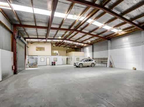 Versatile office and warehouse opportunity