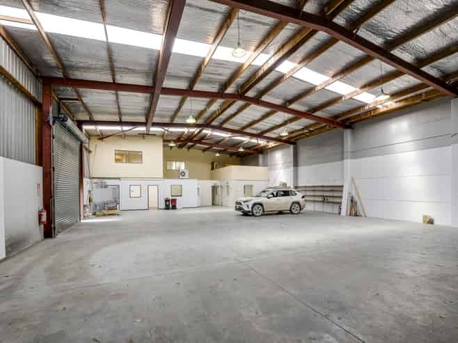 Versatile office and warehouse opportunity