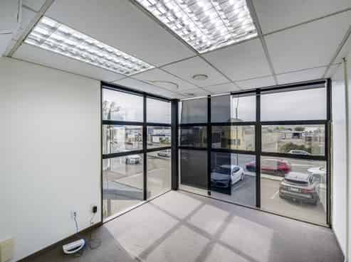 Versatile office and warehouse opportunity