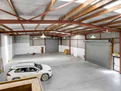Versatile office and warehouse opportunity