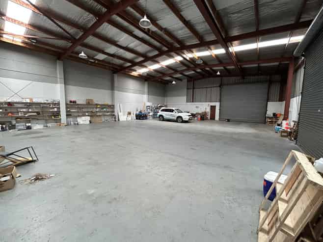 Versatile office and warehouse opportunity