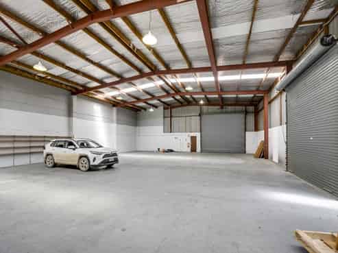 Versatile office and warehouse opportunity