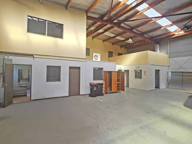 Versatile office and warehouse opportunity