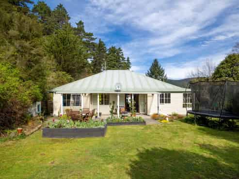 265 Lud Valley Road, Hira