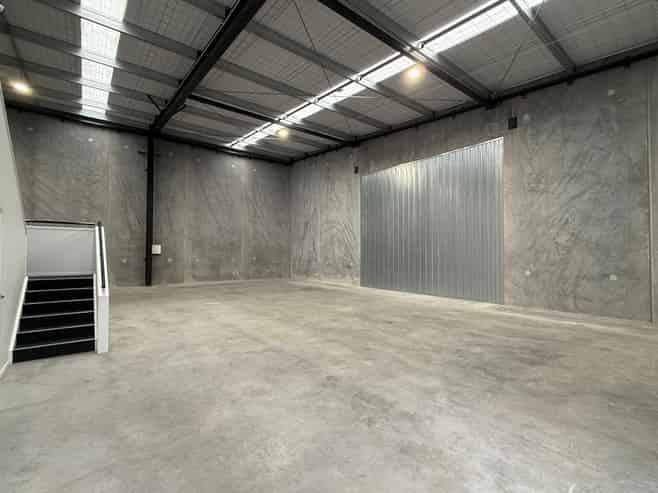 Well-Appointed Industrial Unit with 5 Parks