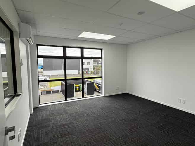 Well-Appointed Industrial Unit with 5 Parks