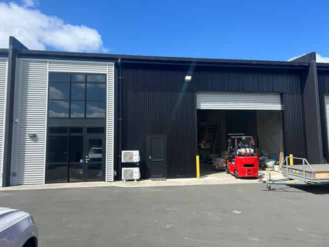 Well-Appointed Industrial Unit with 5 Parks