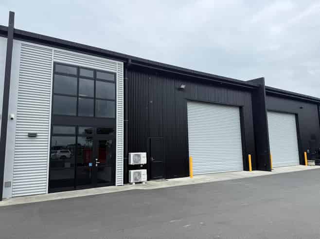 Well-Appointed Industrial Unit with 5 Parks