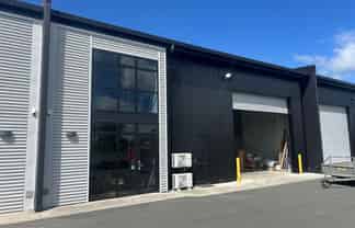 Well-Appointed Industrial Unit with 5 Parks