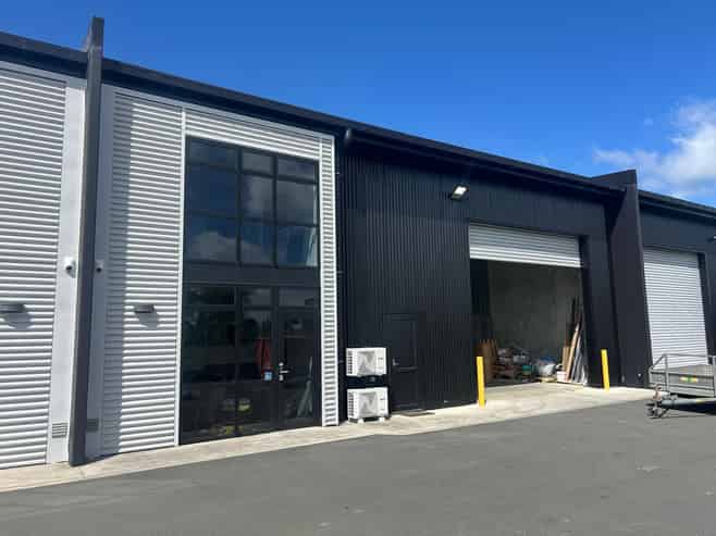 Well-Appointed Industrial Unit with 5 Parks