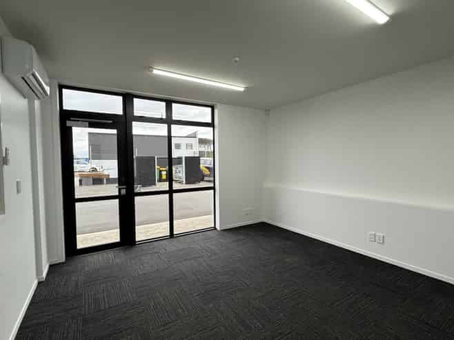 Well-Appointed Industrial Unit with 5 Parks