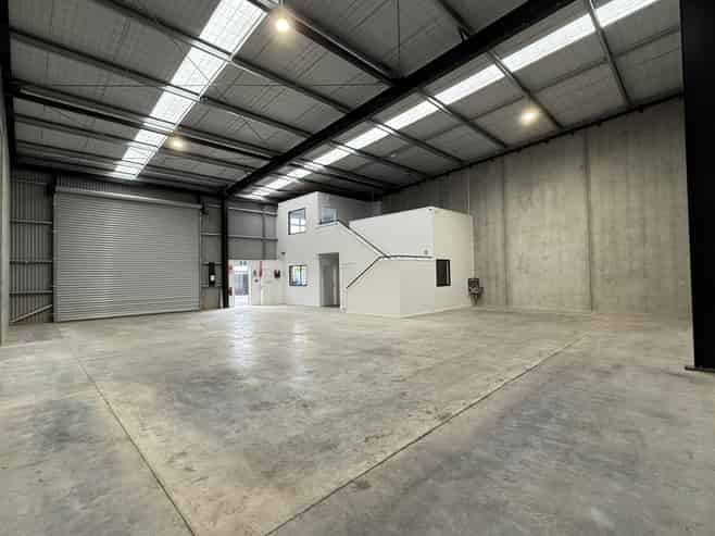 Well-Appointed Industrial Unit with 5 Parks