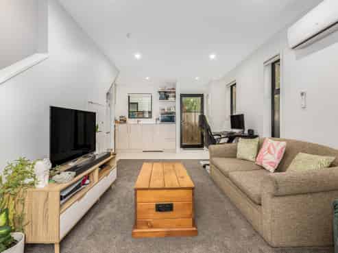 2/3 Johnston Grove, Taita