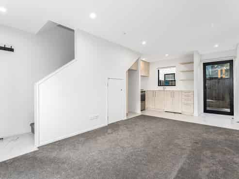 2/3 Johnston Grove, Taita