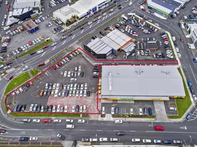 Dominate the city - triple street frontage