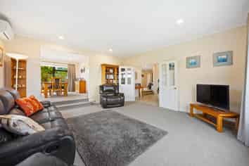 8 Amesbury Rise, Henderson