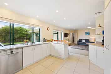8 Amesbury Rise, Henderson