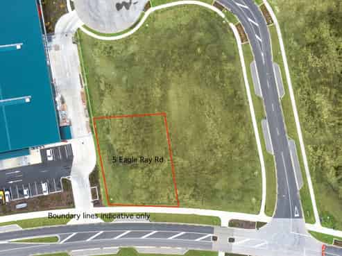 Bare land with neighbouring opportunities