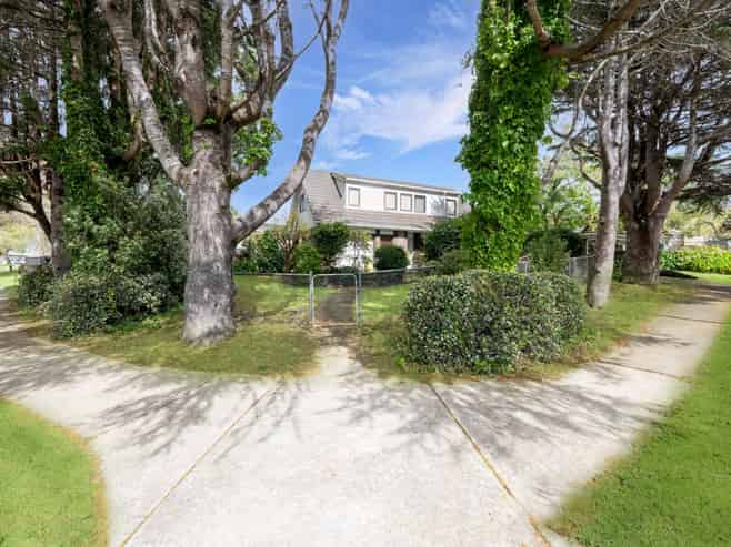 2 Yarra Place, Botany Downs