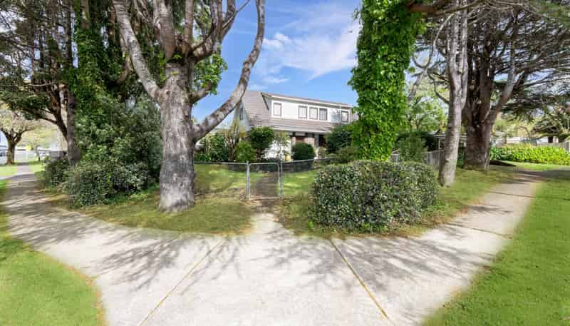 2 Yarra Place, Botany Downs