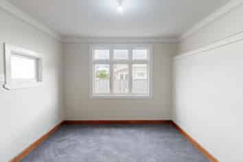 990 Tremaine Avenue, Roslyn
