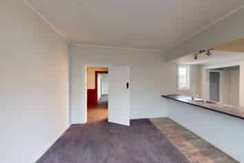 990 Tremaine Avenue, Roslyn