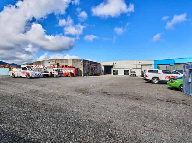 Fully Fenced Yard - 834sqm for Sublease