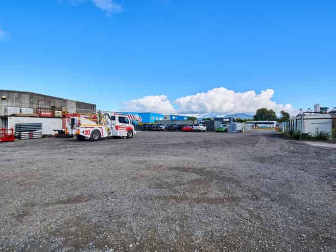 Fully Fenced Yard - 834sqm for Sublease
