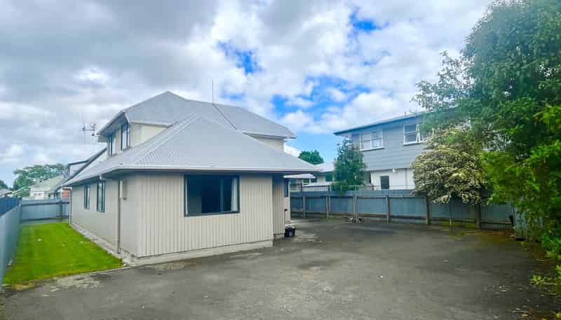 a/24 Hereford Street, West End