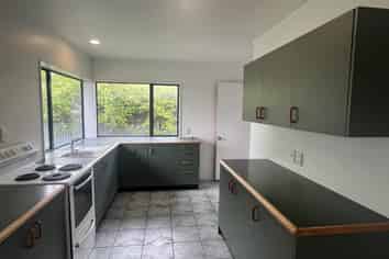 a/24 Hereford Street, West End