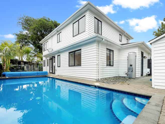 26A  Rowan Road, Epsom
