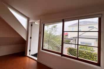 SMALL PRIVATE OFFICE - THREE LAMPS
