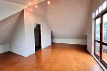 SMALL PRIVATE OFFICE - THREE LAMPS
