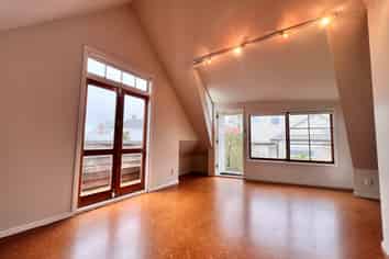 SMALL PRIVATE OFFICE - THREE LAMPS
