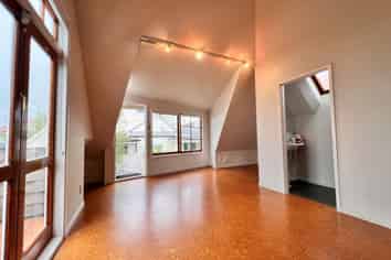 SMALL PRIVATE OFFICE - THREE LAMPS
