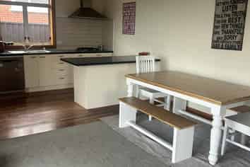 67 Middleton Rd, Kew