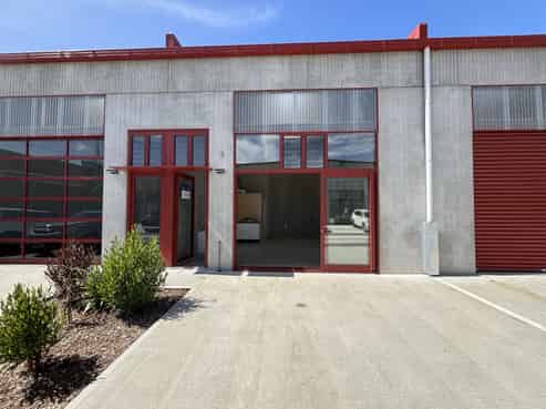 Retail Unit with Unique Glass Frontage