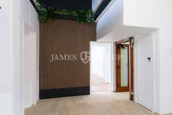 BRIGHT ORAKEI OFFICE WITH FIVE PARTITIONED SPACES