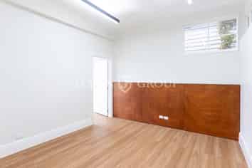 BRIGHT ORAKEI OFFICE WITH FIVE PARTITIONED SPACES