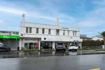 REFURBISHED ORAKEI OFFICE WITH GREAT NATURAL LIGHT