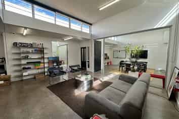 Boutique Three Lamps office