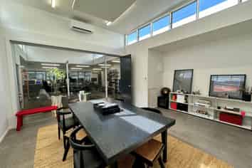 Boutique Three Lamps office