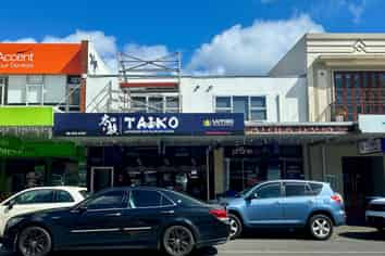 Boutique Three Lamps office