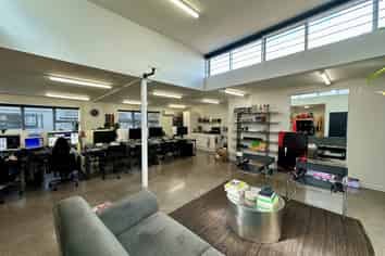 Boutique Three Lamps office