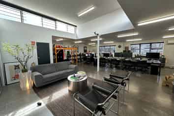 Boutique Three Lamps office