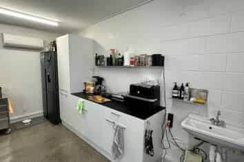 Boutique Three Lamps office