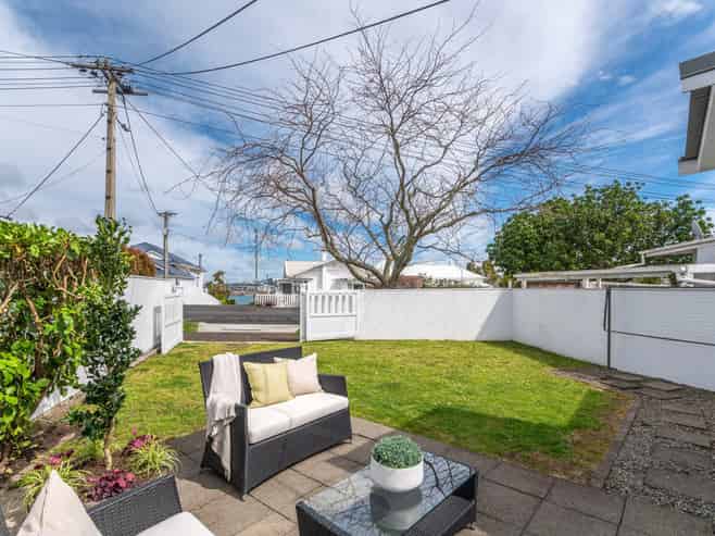 2/27 Calliope Road, Devonport