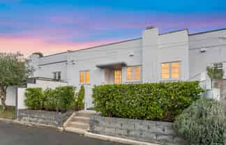 2/27 Calliope Road, Devonport
