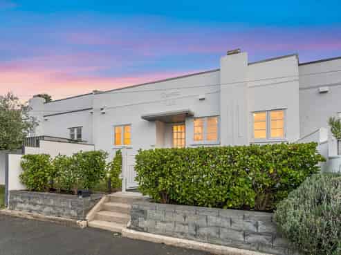 2/27 Calliope Road, Devonport